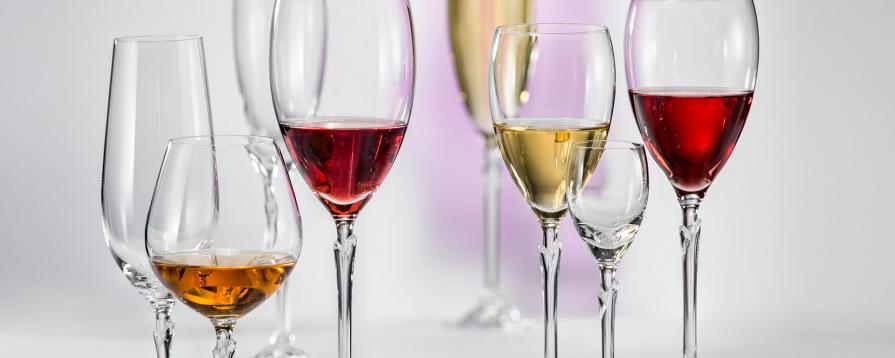 Чем отличаются бокалы для красного и белого вина?