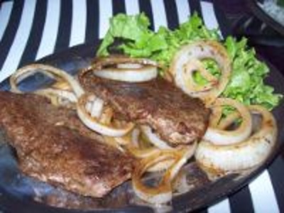 Стейк з цибулею «Bife acebolado»
